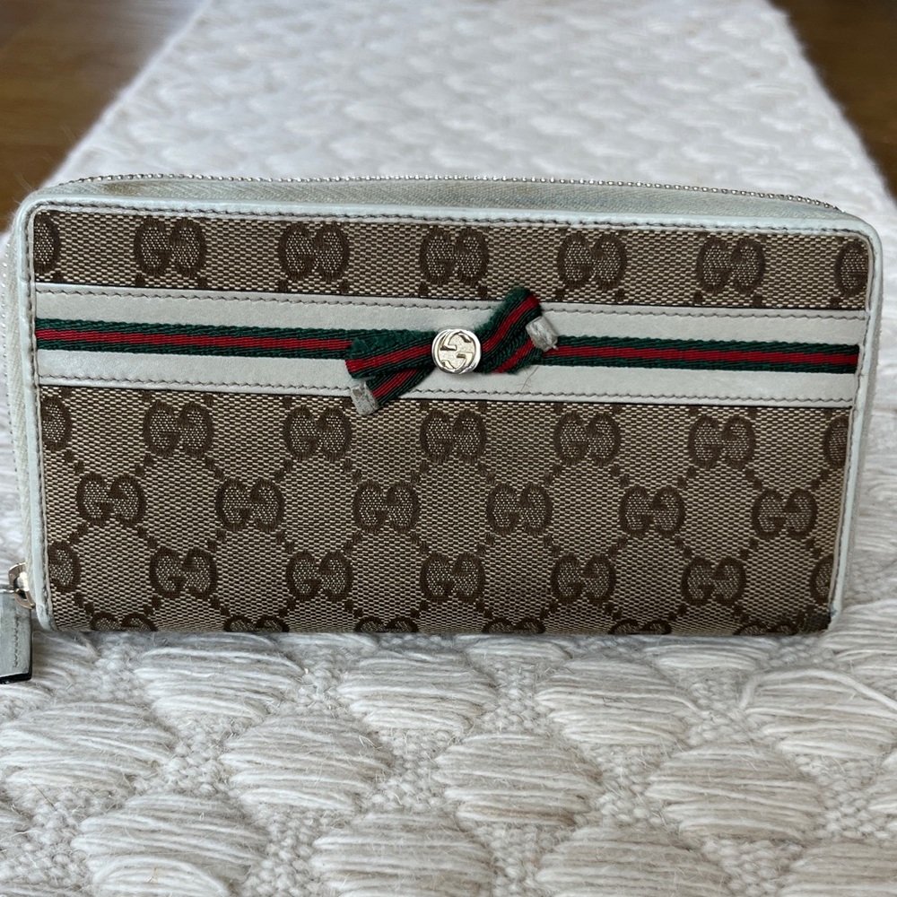 Gucci Sherry Line Tan and Green Logo Zip Wallet